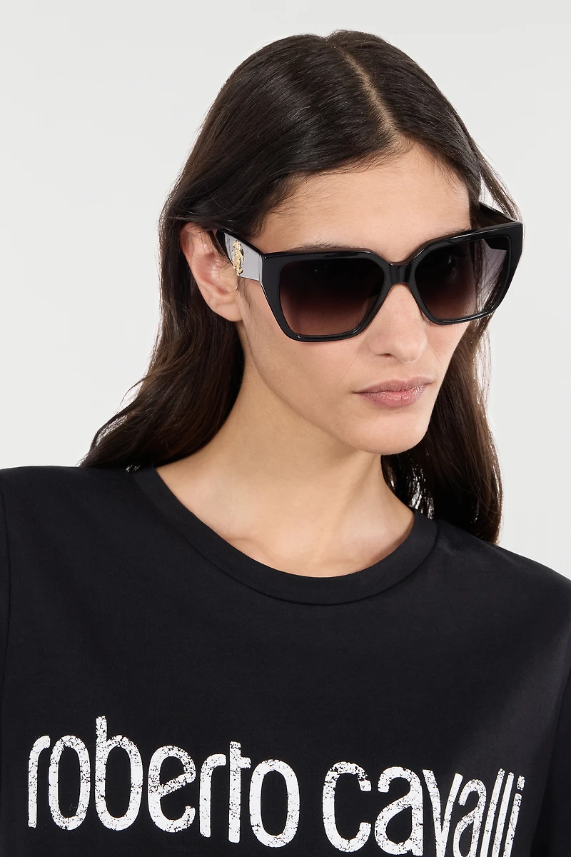 Sunglasses with wide and feminine front