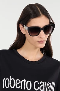 Sunglasses with wide and feminine front