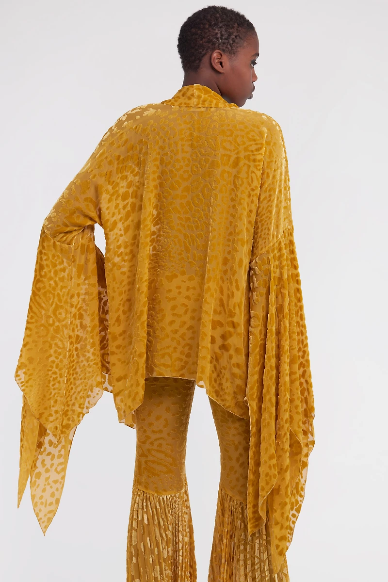 Shirt with wide sleeves