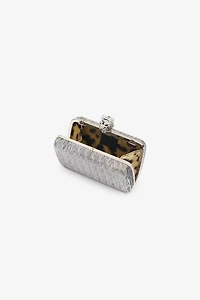 Clutch with tiger fastening