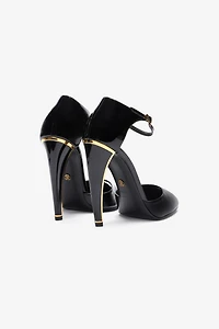 Patent leather pumps with Fang heel