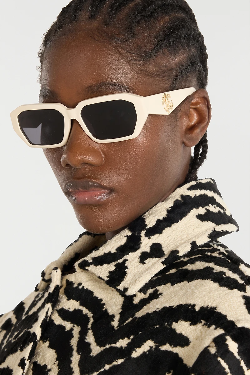 Sunglasses with wide rectangular front and fangs