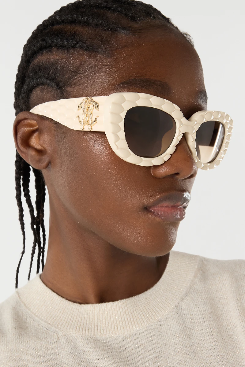 Sunglasses with wide bold cat-eye front