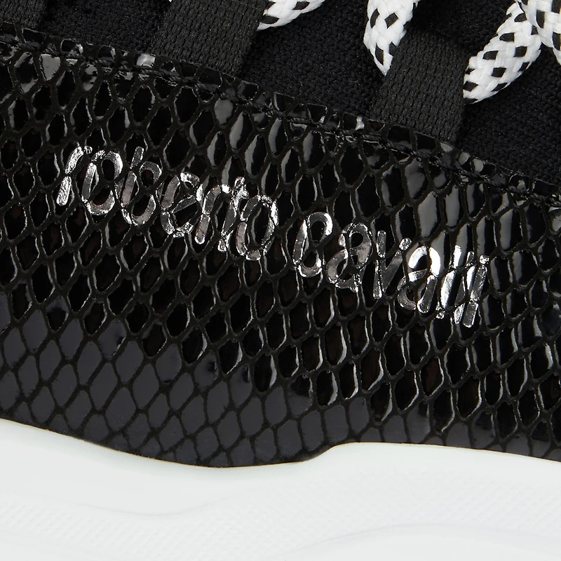 Sneakers with snake-effect inserts