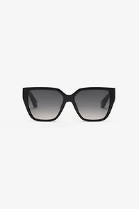 Sunglasses with wide and feminine front