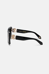 Sunglasses with wide rectangualr front with fangs