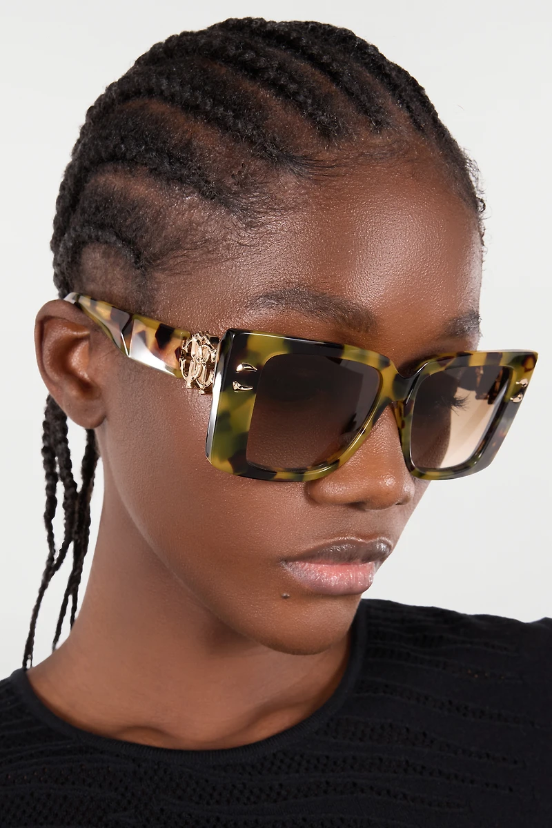 Sunglasses with wide rectangular front and fangs