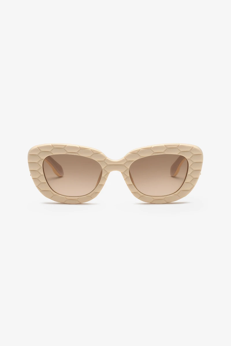 Sunglasses with wide bold cat-eye front