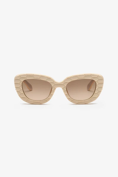 Sunglasses with wide bold cat-eye front