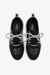 Sneakers with snake-effect inserts