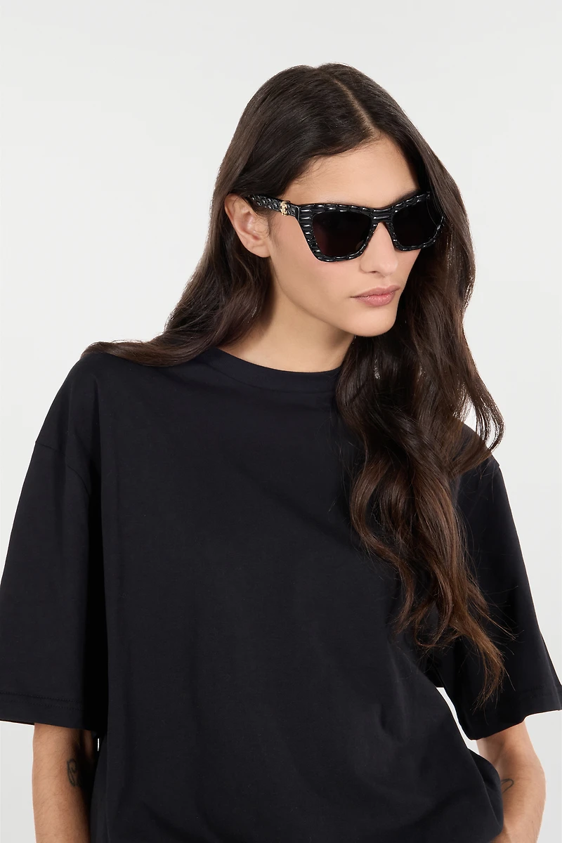 Sunglasses with smooth front and matelassè effect on temples