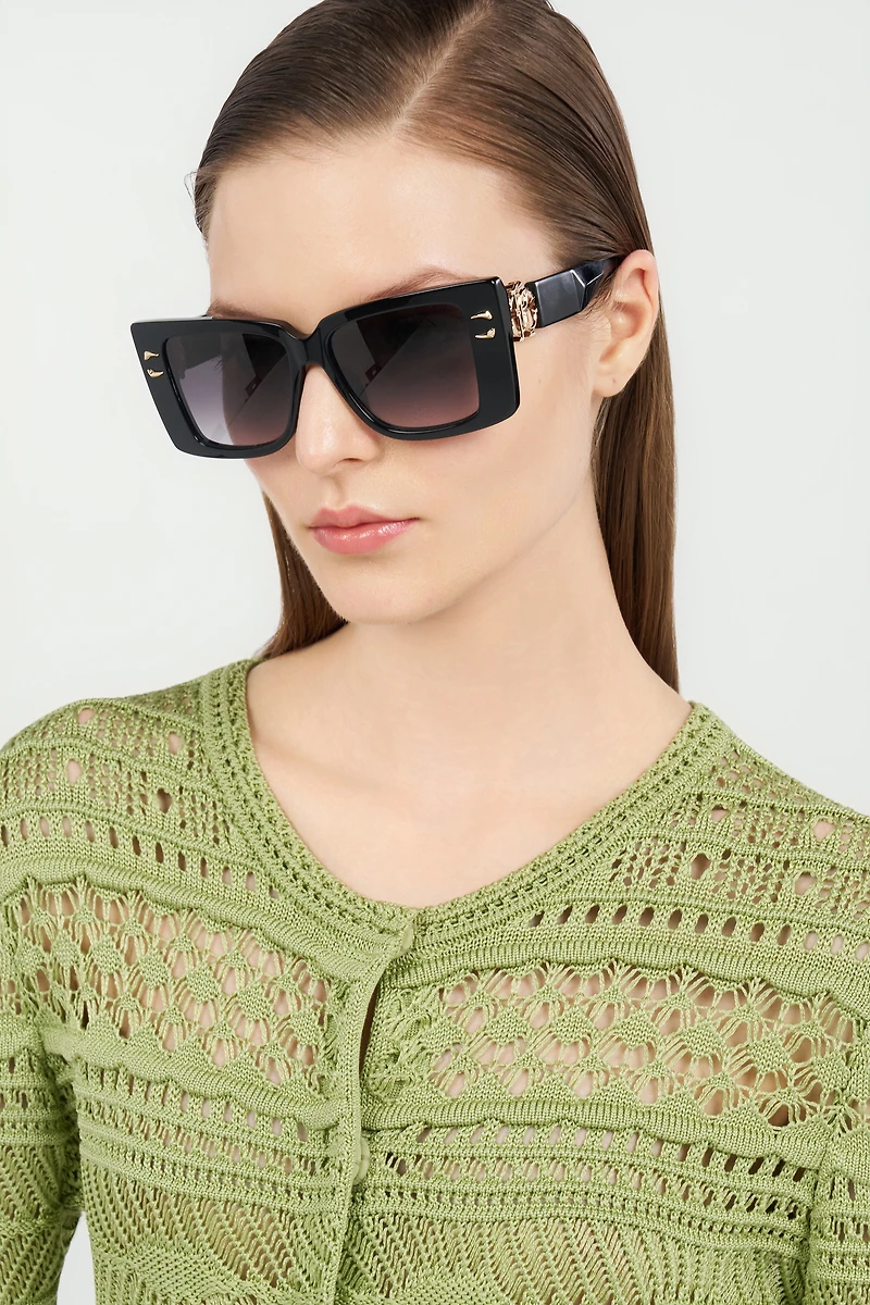 Sunglasses with wide rectangualr front with fangs