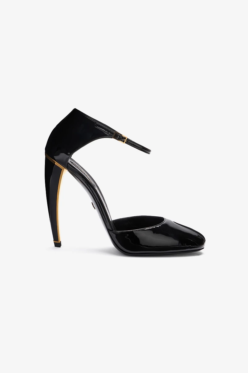 Patent leather pumps with Fang heel