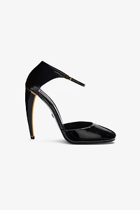 Patent leather pumps with Fang heel