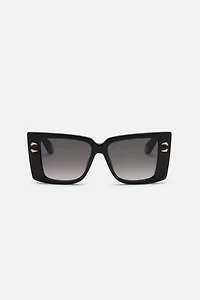 Sunglasses with wide rectangualr front with fangs