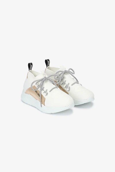 Sneakers with snake-effect inserts