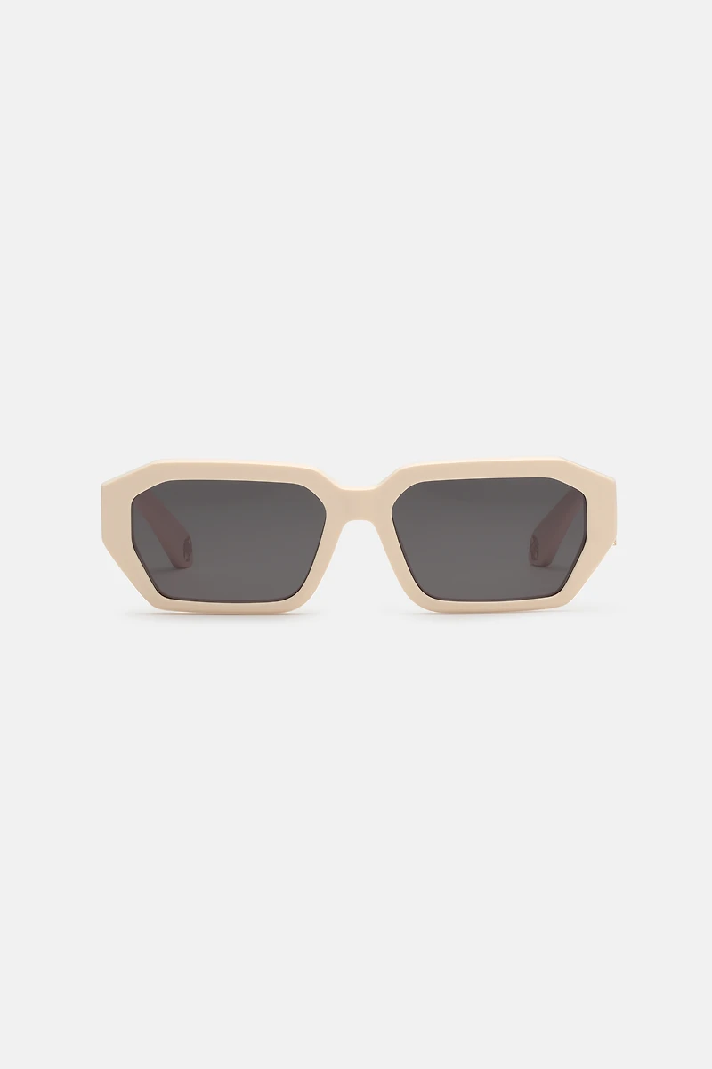 Sunglasses with wide rectangular front and fangs
