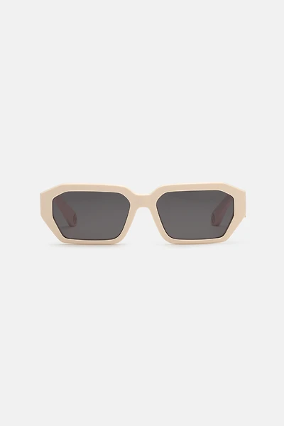 Sunglasses with wide rectangular front and fangs