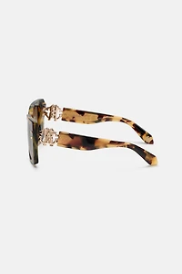 Sunglasses with wide rectangular front and fangs