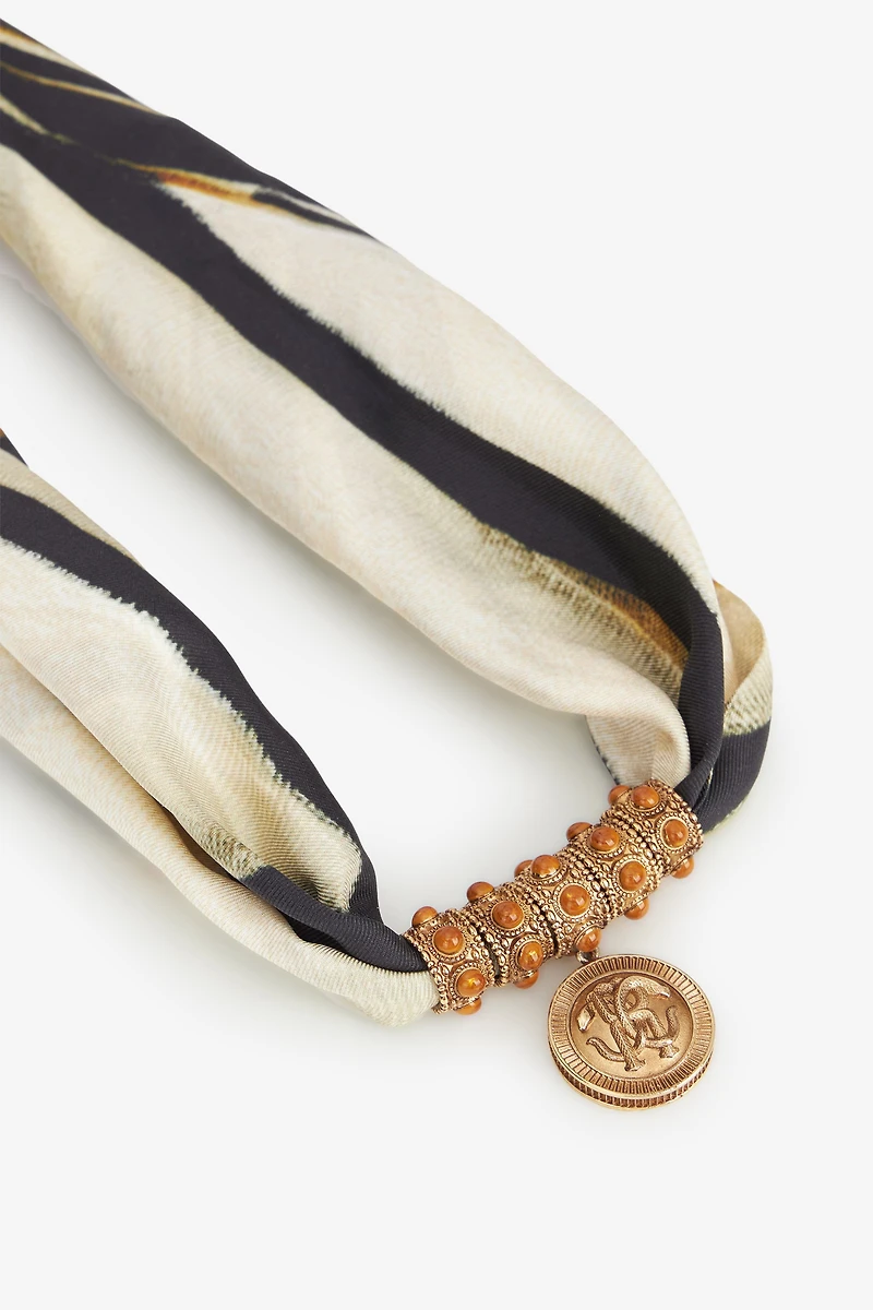 Necklace in metal and printed silk