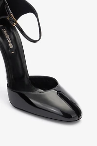 Patent leather pumps with Fang heel
