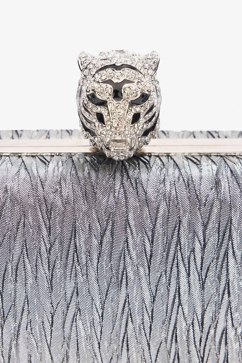 Clutch with tiger fastening