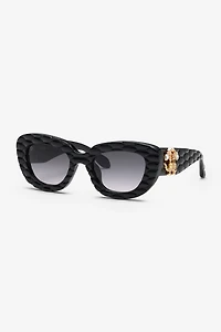 Sunglasses with wide bold cat-eye front