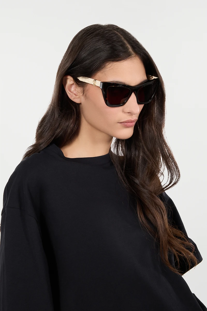 Sunglasses with smooth front and matelassè effect on temples