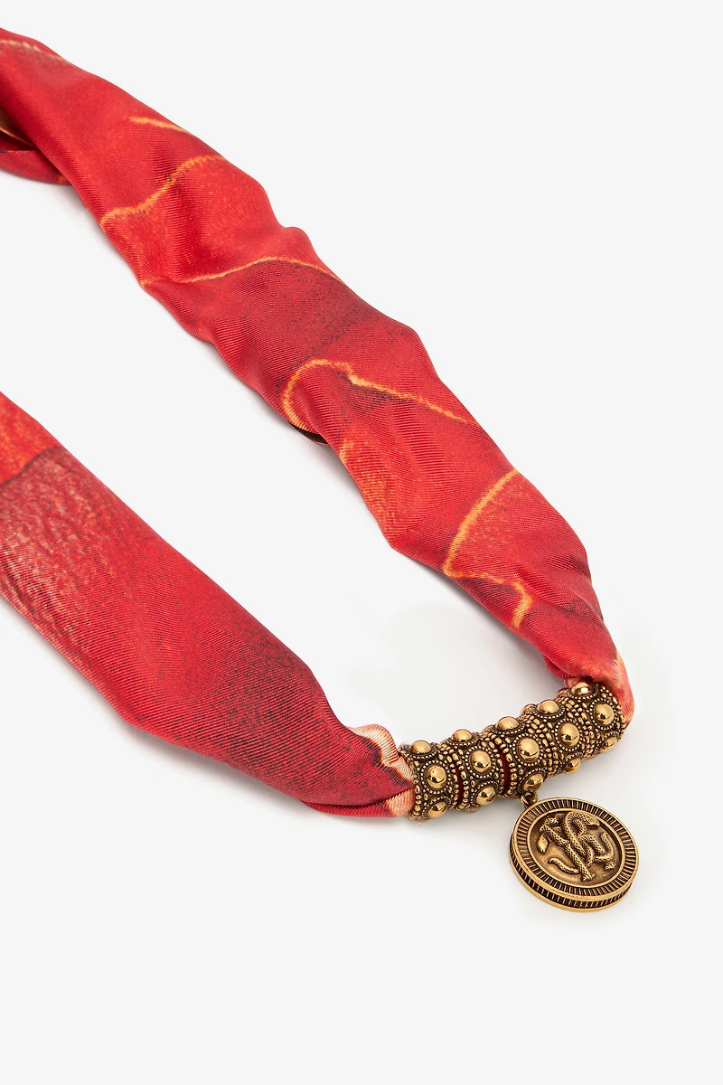 Necklace in metal and printed silk