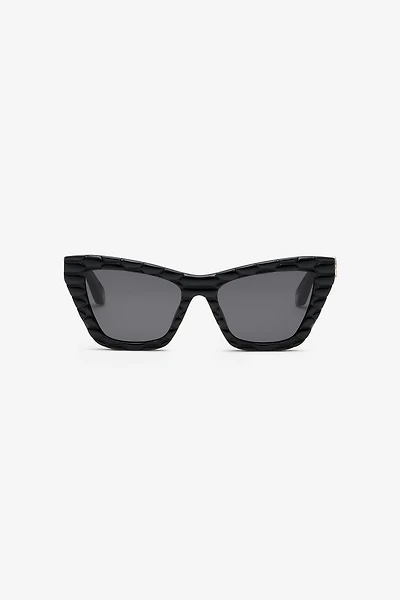 Sunglasses with smooth front and matelassè effect on temples