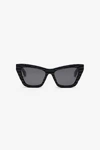Sunglasses with smooth front and matelassè effect on temples