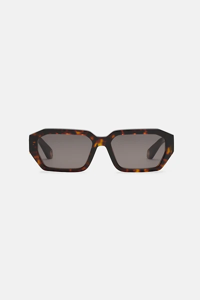 Sunglasses with wide rectangular front and fangs
