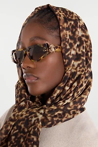 Sunglasses with rectangular front and fangs