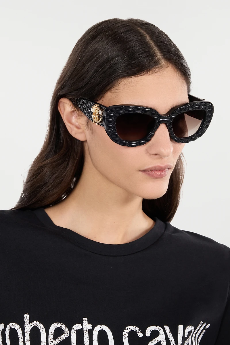 Sunglasses with wide bold cat-eye front