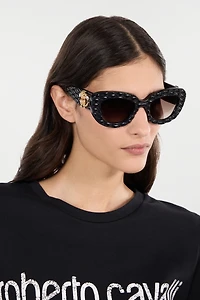 Sunglasses with wide bold cat-eye front