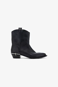 Textano Boots with Fang detail