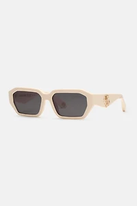 Sunglasses with wide rectangular front and fangs