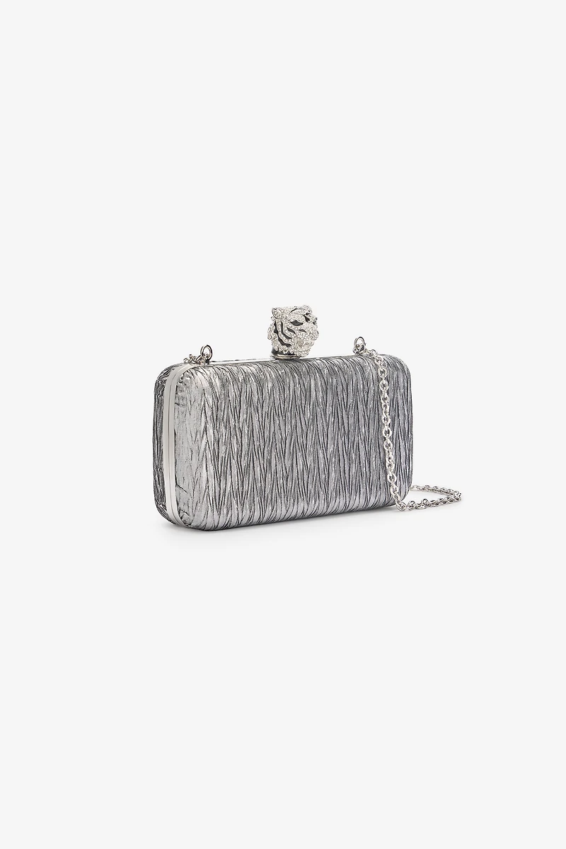 Clutch with tiger fastening