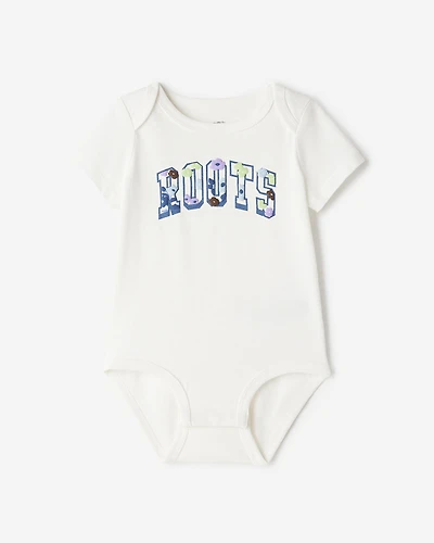 Combinaison motif floral pour bébé