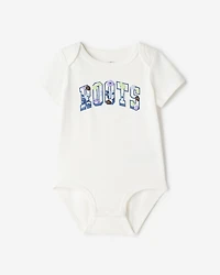 Combinaison motif floral pour bébé