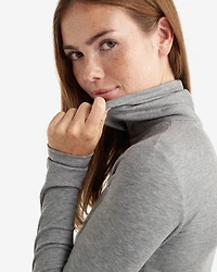 Chandail à col roulé côtelé