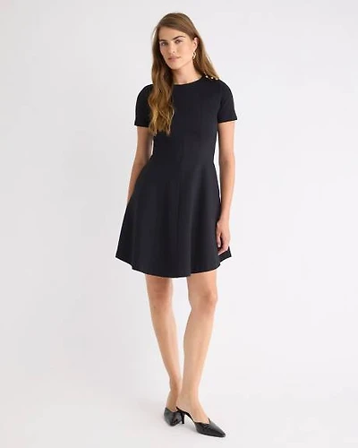 Mini-Robe à Manches Courtes et Col Rond avec Boutons sur l'Épaule