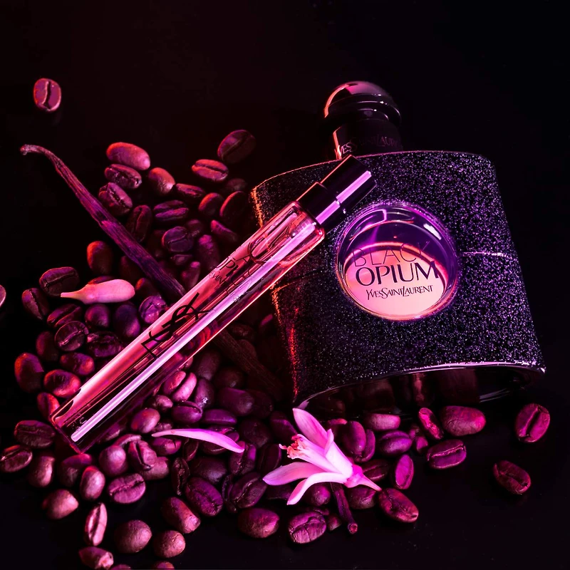Parfum Black Opium en vaporisateur de voyage avec des notes de café et de vanille