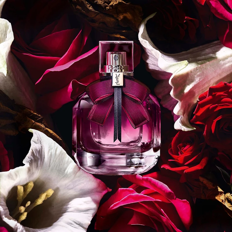 Eau de parfum Mon Paris Intensement avec des notes de musc blanc et de rose