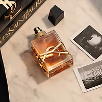 Eau de parfum LIBRE Intense avec des notes vanille chaude et fleurs d’oranger