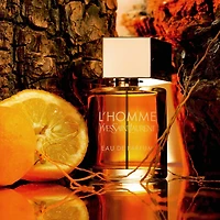 Eau de parfum L’Homme avec des notes de bois de chêne et d’orange