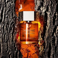 Eau de parfum L’Homme avec des notes de bois de chêne et d’orange