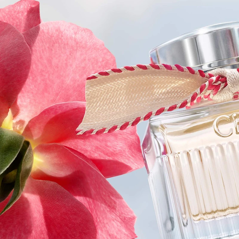 L’eau de parfum Lumineuse de Chloé avec parfum de jasmin et de vanille en vaporisateur de voyage