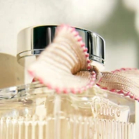 L’eau de parfum Lumineuse de Chloé avec parfum de jasmin et de vanille en vaporisateur de voyage