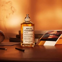 Eau de toilette ‘REPLICA’ By the Fireplace avec châtaigne, vanille et huile girofle
